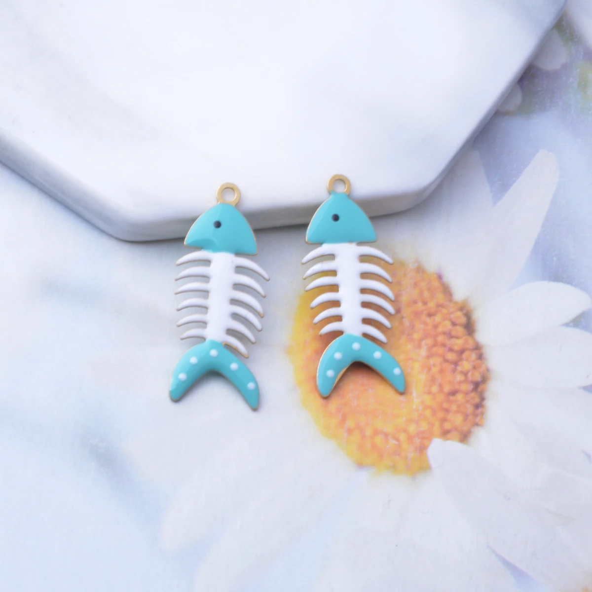 6 Stück 28*11mm Beidseitig emaillierte Kupfer-Fischgräten-Anhänger mit Öltropfen-Design für DIY-Schmuck- und Ohrringherstellung – Detail 6