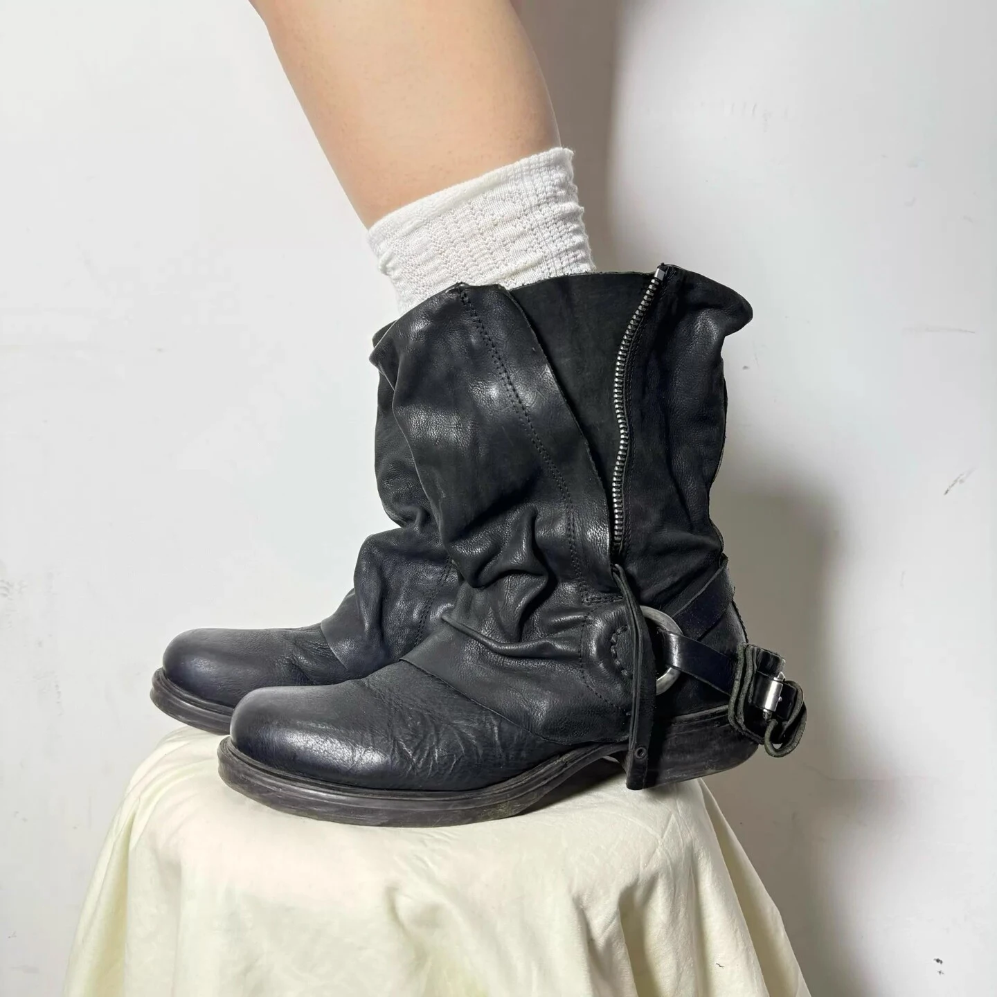 Women Men Washed Distressed Leather Biker Ankle Boots Round Toe Metal Buckle Zipper Block Heel Casual Streetwear Shoes for Men