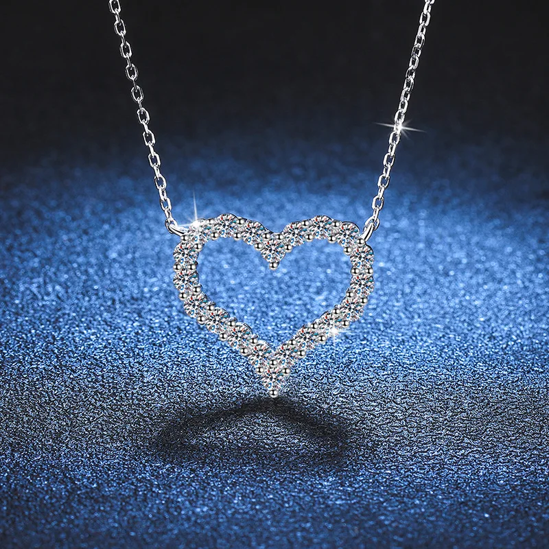 

D colored moissanite collarbone chain necklace with heart-shaped 18K gold inlaid moissanite necklace platinum PT950 imprint