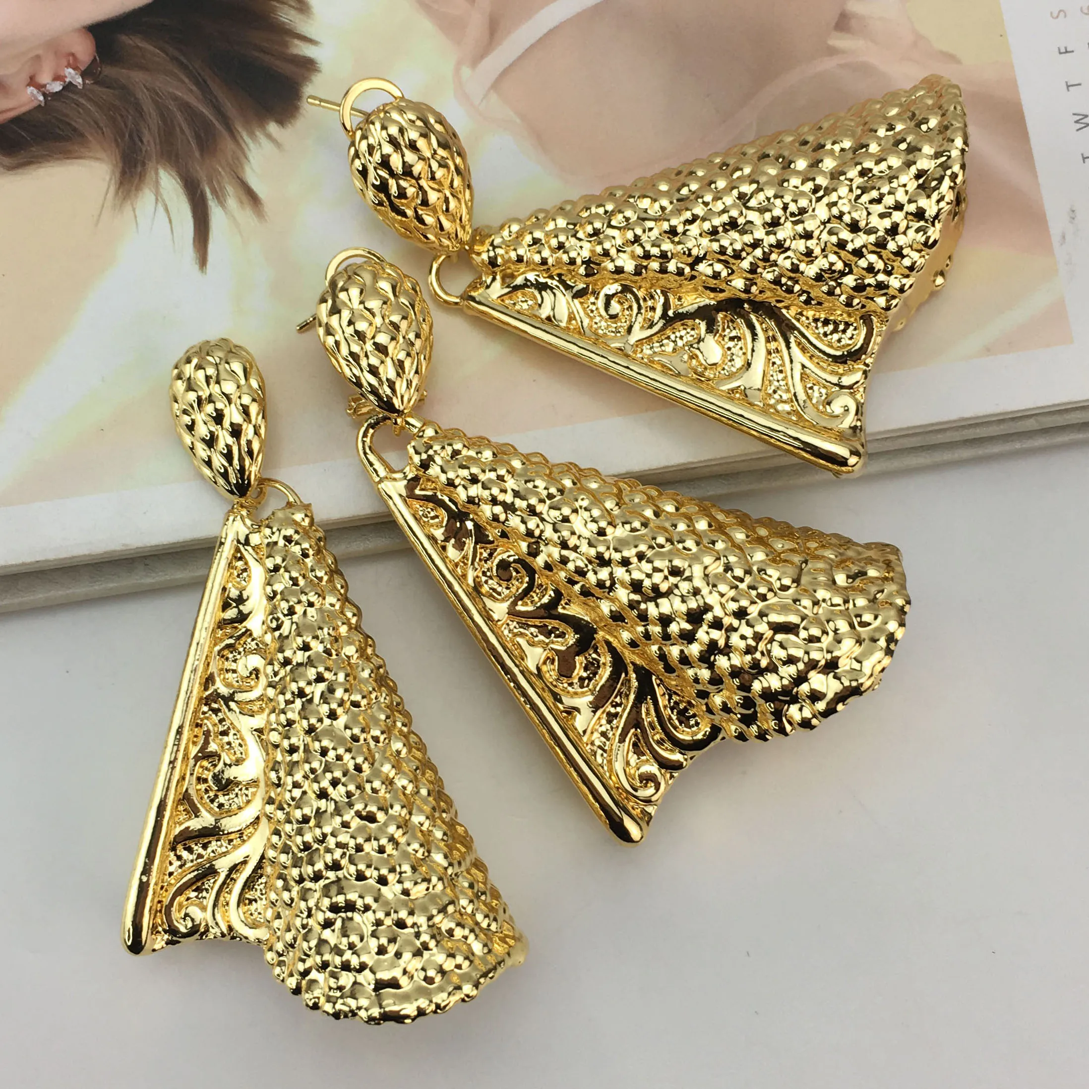 

Дубайские комплекты ювелирных изделий золотого цвета для женщин, ожерелье и серьги, модные кулоны, ювелирные изделия, качественный свадебный подарок для свадебной вечеринки FHK16675