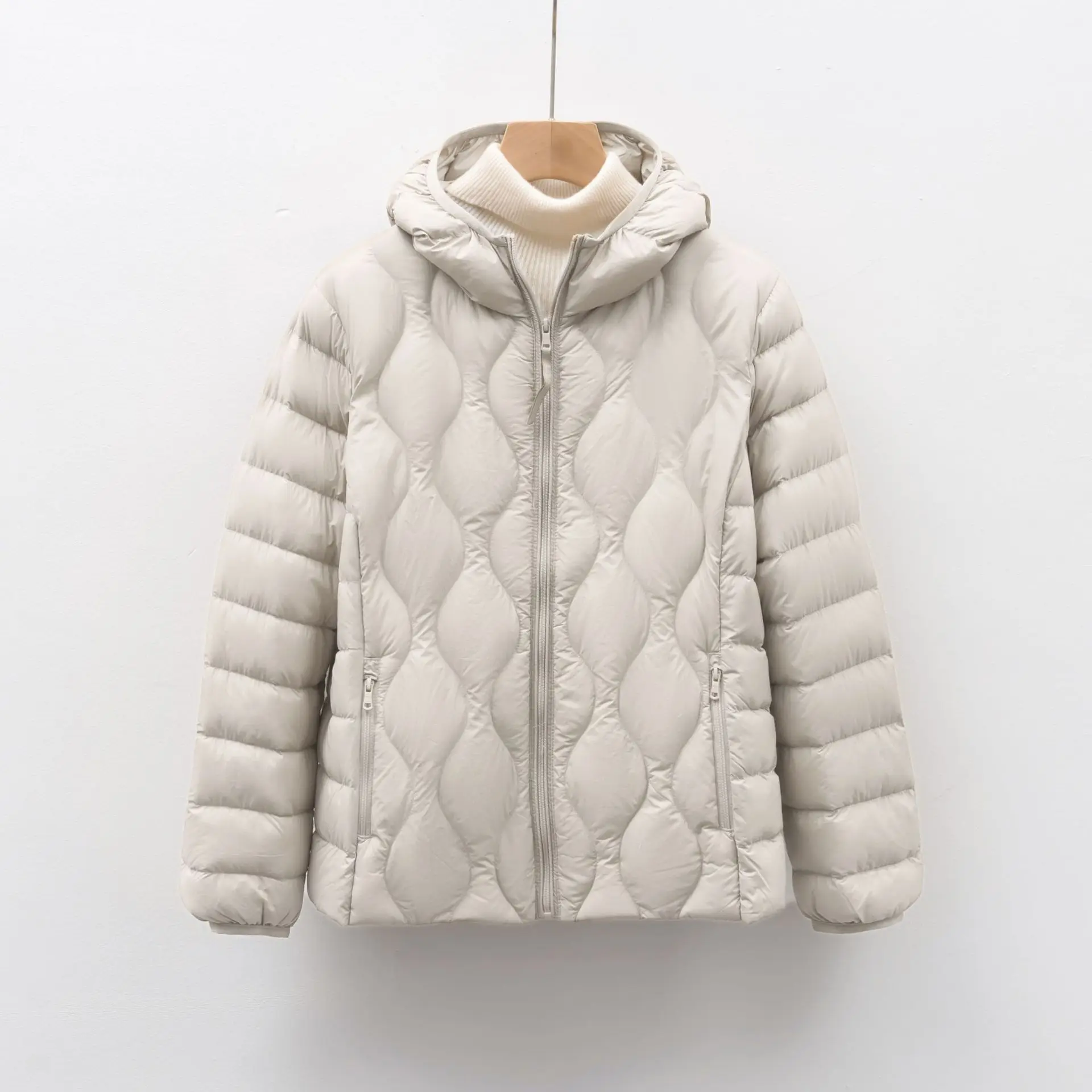 منتفخ بغطاء للرأس بتصميم مبطن مموج. مملوء بمعايير جديدة 90% للدفء خفيفة الوزن وأنيقة في الطقس البارد.