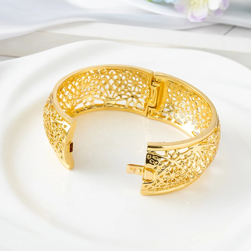 

Изысканный золотой полый филигранный браслет: сложный узор, элегантный аксессуар для вечеринок и повседневного ношения