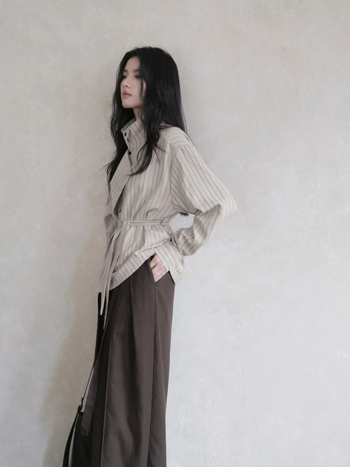 Camisas de manga larga para mujer, blusas abotonadas de satén con cuello vuelto, mangas acampanadas, corte ajustado, estilo francés femenino, apariencia de primavera