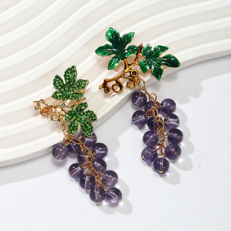 Fashion Alloy Cat's Eye Purple Grape Skewers Brooches Women Delicate Rhinestone Fruit Brooch Clothing Backpack Pins Jewelry Gift