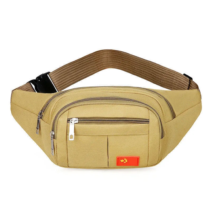 La cartera multifunción en uso en un entorno de trabajo al aire libre.