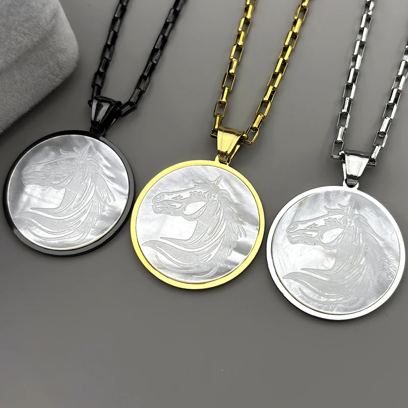 

Fashion Natural Shell Horsehead Pendant Necklace for Women Men Stainless Steel Animal Hip Hop Necklaces Friendship Jewelry Gift