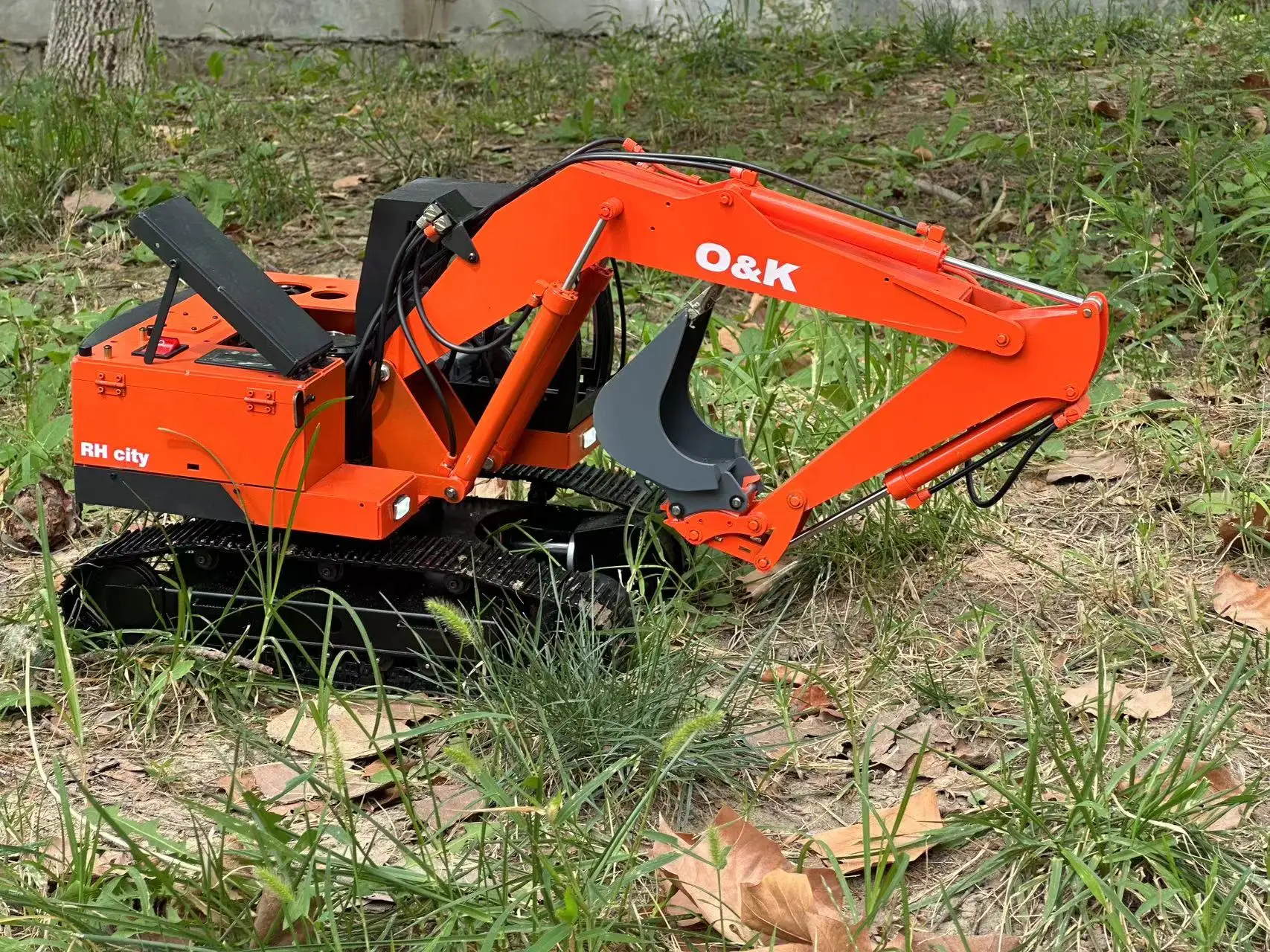 1/12 Scale RC Hydraulic Excavator Model Remote Control Engineering Construction Machine Toy for Outdoor