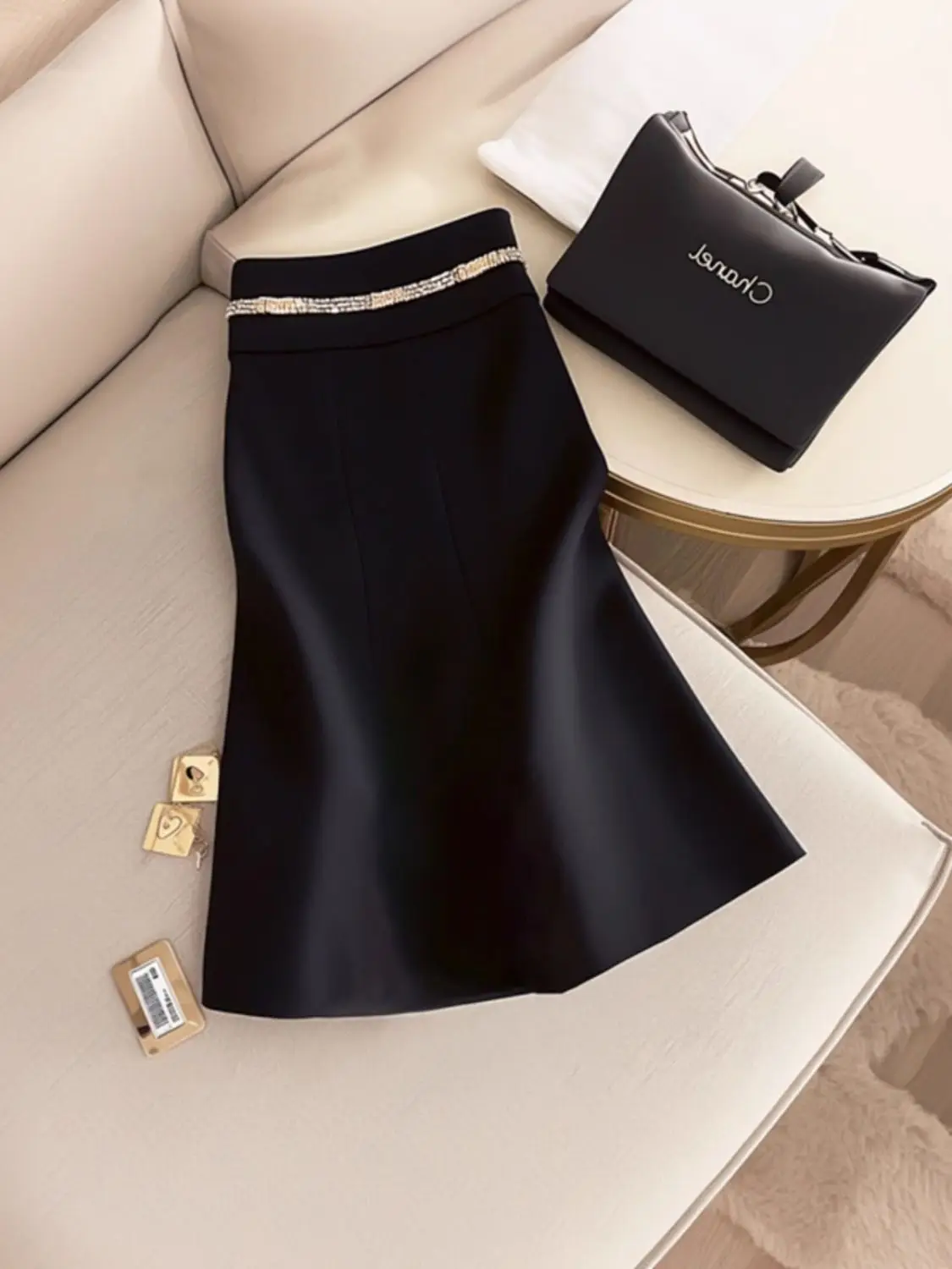 Eleganter roter Midirock, einzigartiges Kettendesign, schwarzer Bodycone-Bleistift, Meerjungfrau, luxuriöses Outfit, Bürodame, Pendeln, trendige Anlässe