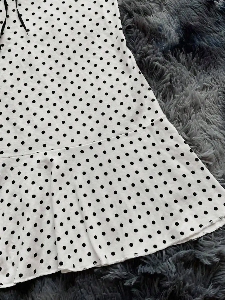 Trägerloses Minikleid für Damen mit Polka-Dot-Print, Spitzenbesatz, Rüschendetail und kontrastierendem Spitzenbesatz am Volantrock – Detail 4