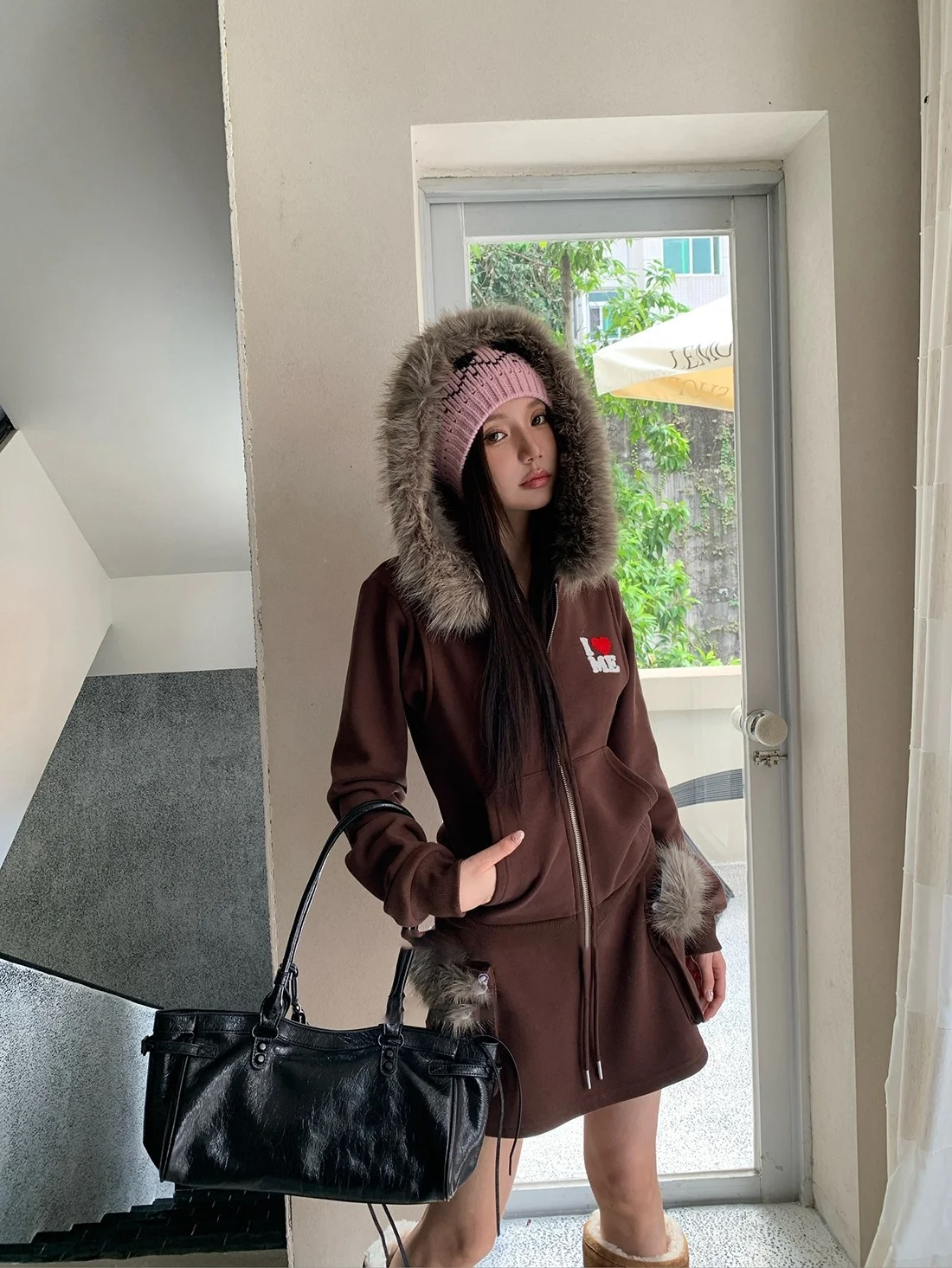 

Модный комплект из куртки с капюшоном и юбки: женский зимний костюм для стройности с меховым воротником, укороченный, шикарный комплект из двух предметов