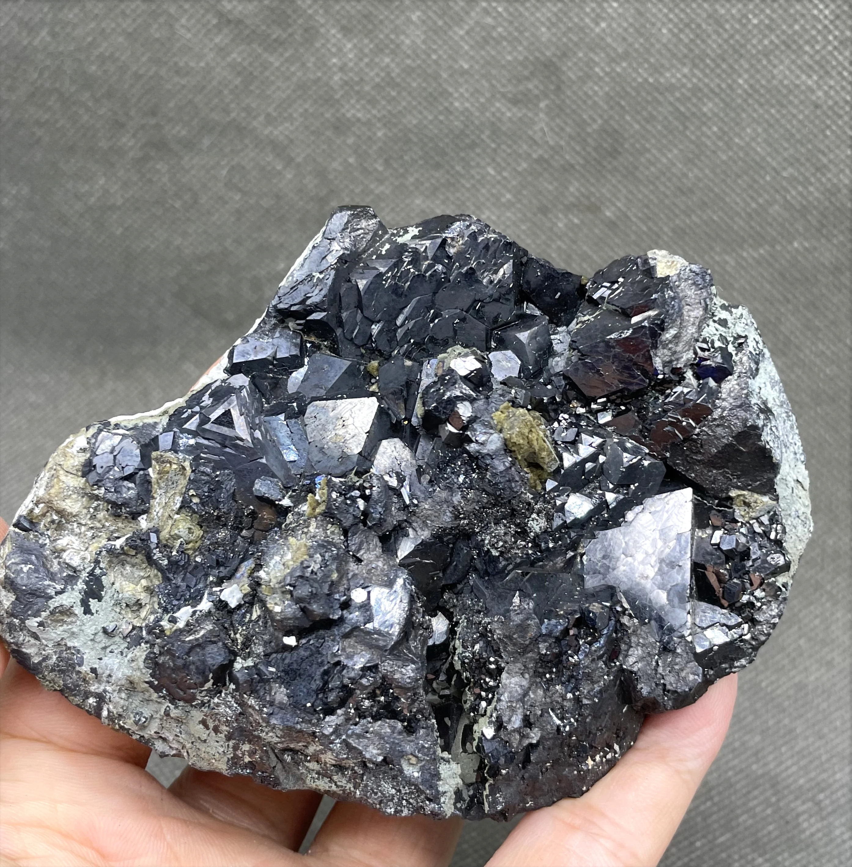 494 g Natural Inner Mongolia Magnetite mineral specimen + healing quartz crystals and stones rock gemstone