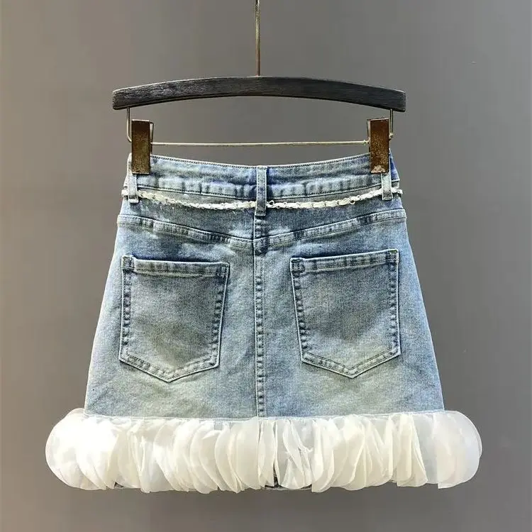 Hüft bedeckter kurzer Rock mit gespleißtem Design und Sommer-Nischen-Jeans rock 2024 mit hoher Taille für schlanke und faule Frauen