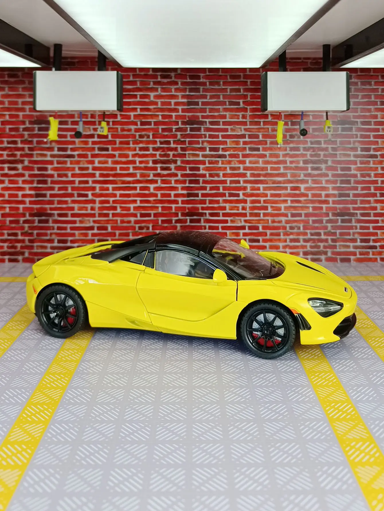 1:24 McLaren 720S Alloy Racing Car Model Diecast Metal Sports Car Model Simulation Sound and Light Collection Childrens Toy Gift