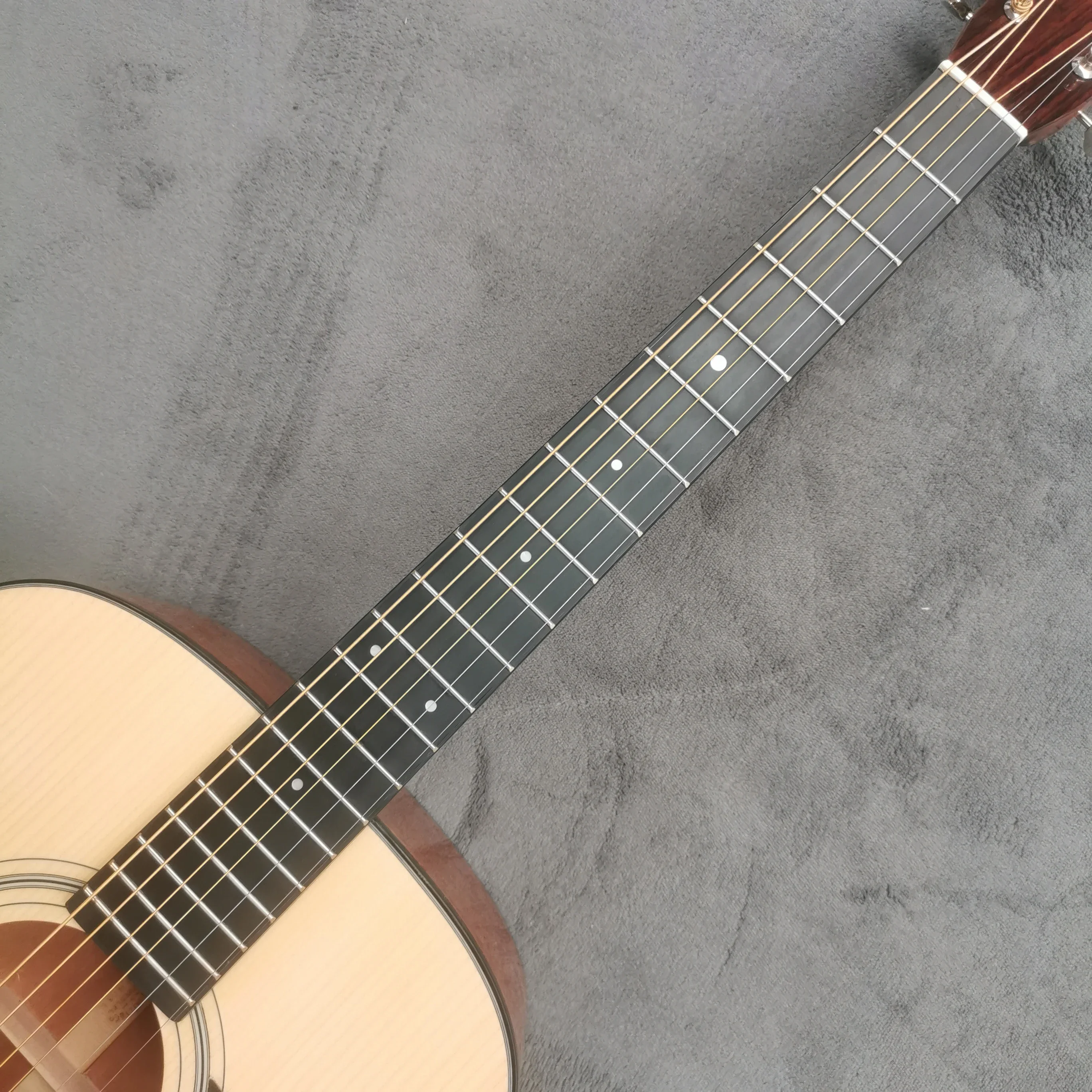 

41-дюймовая глянцевая акустическая гитара серии D28 из массива дерева