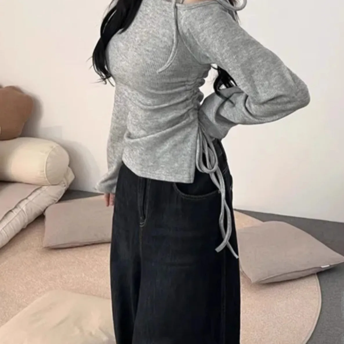 เสื้อยืดทรงเข้ารูปโชว์สัดส่วนสไตล์เกาหลี แขนยาว ไหล่เฉียง ผ่าข้าง ดีไซน์เรียบหรู