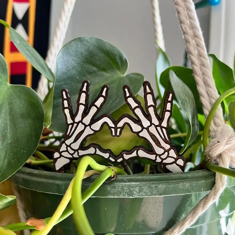 Śmieszne drewniane znaczniki roślin ręka z czaszką kołki sadzarki ozdobne do doniczek miłość gest znak sadzarki Halloween przyjęcie świąteczne znak