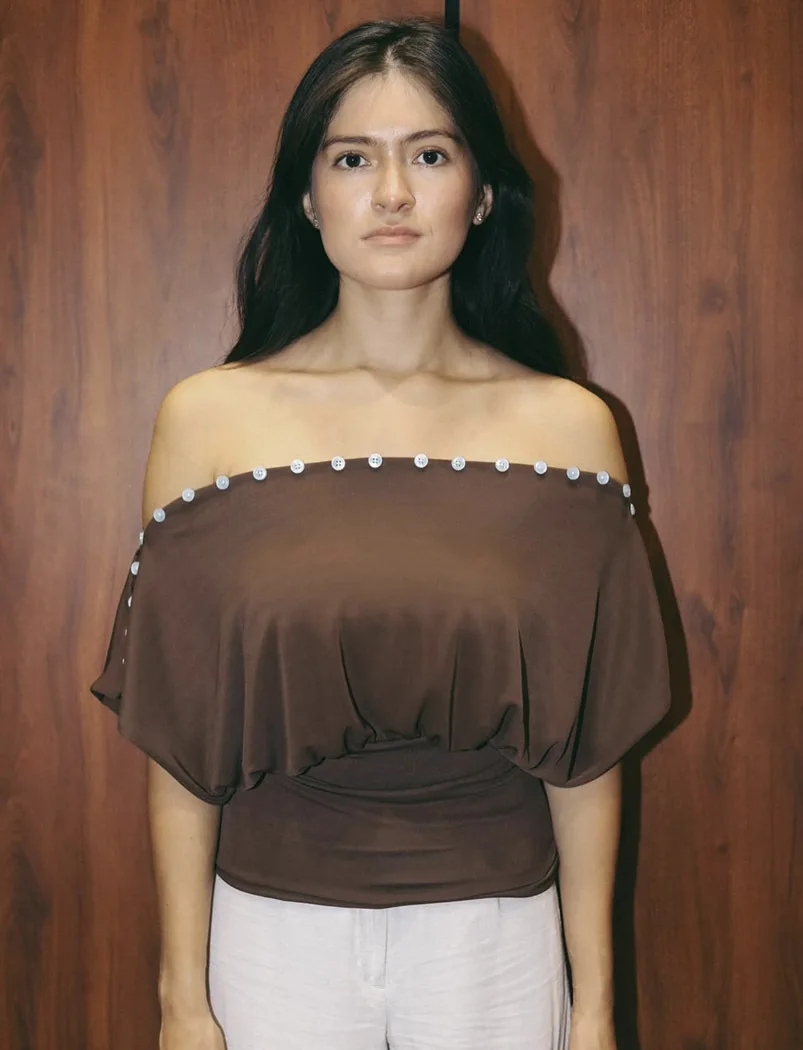 2026 Frühling Sommer Elegantes Damen Crop Top mit Knöpfen, schulterfrei, gestrickt, braun, Boho, transparentes T-Shirt, Freizeit-Outfit