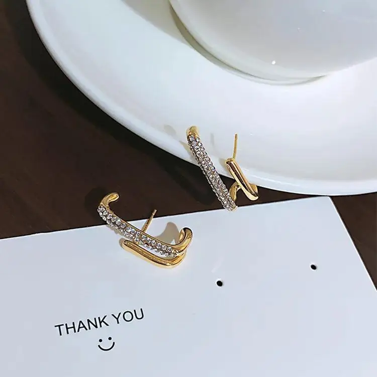 Fashion Gold Color Claws Stud Earrings with Crystal Rhinestone Design Unusual Earrings Versatile Accessories Women 2024 Jewelry