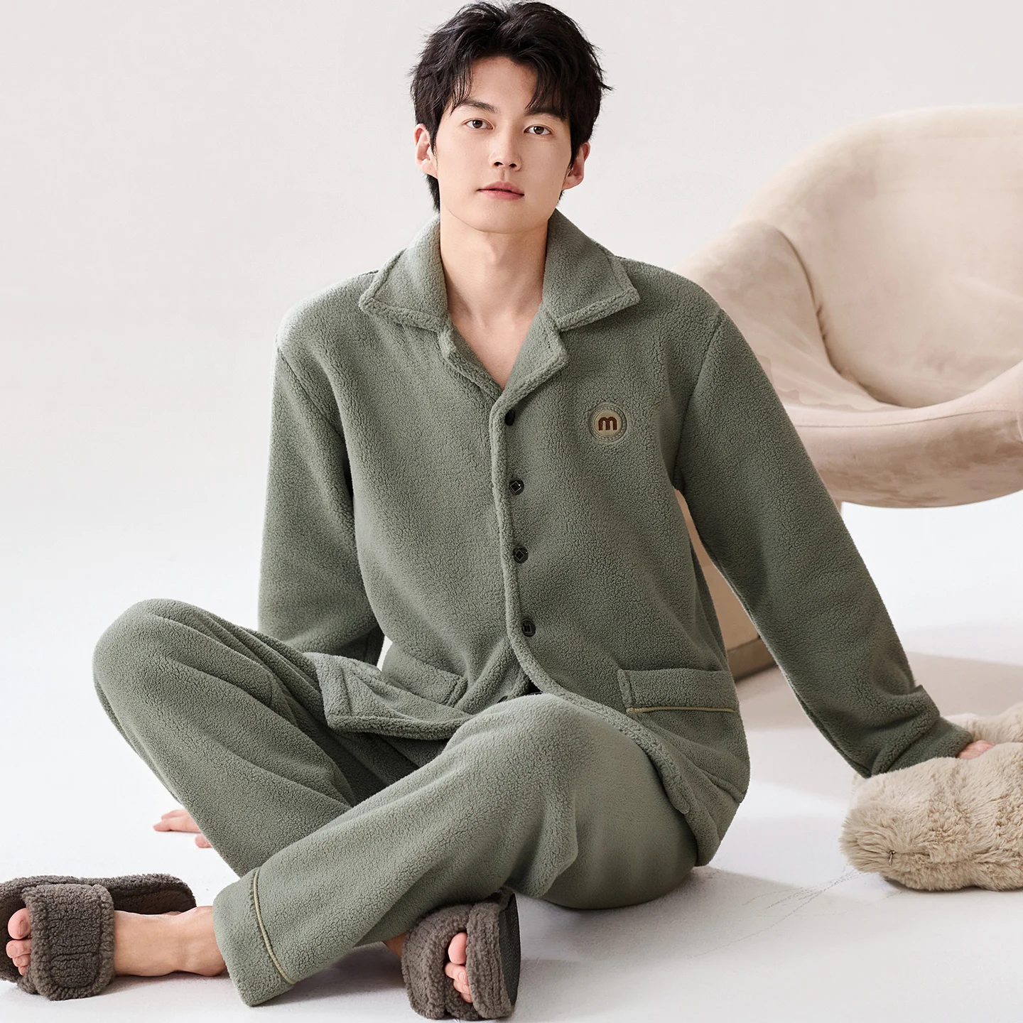 厚いサンゴフリースメンズパジャマセット秋冬プラスベルベット厚みのある長袖パジャマボタンナイトガウン暖かいラウンジウェア