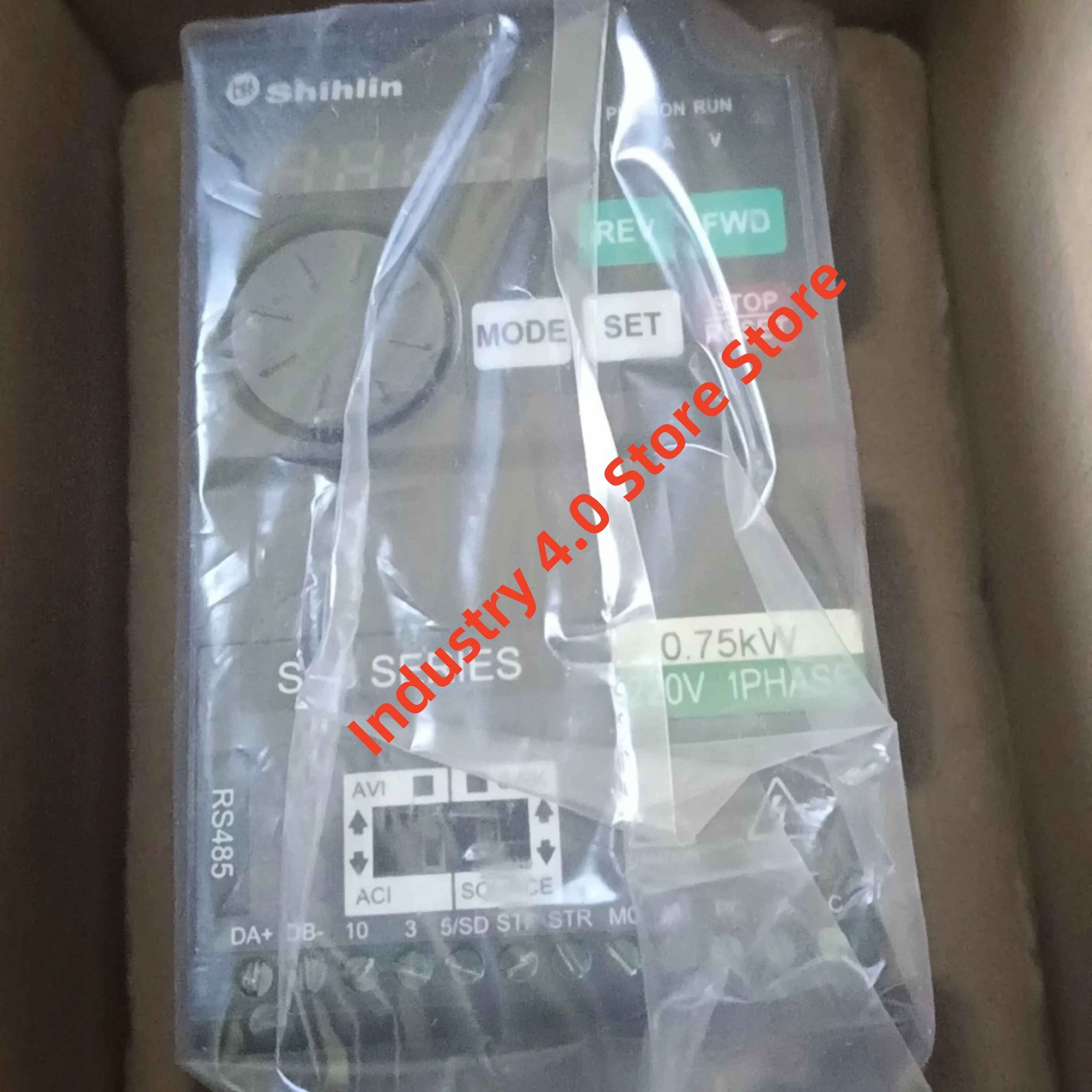 Nowy oryginalny przetwornik częstotliwości SC3-021-0.75K jednofazowy 220V