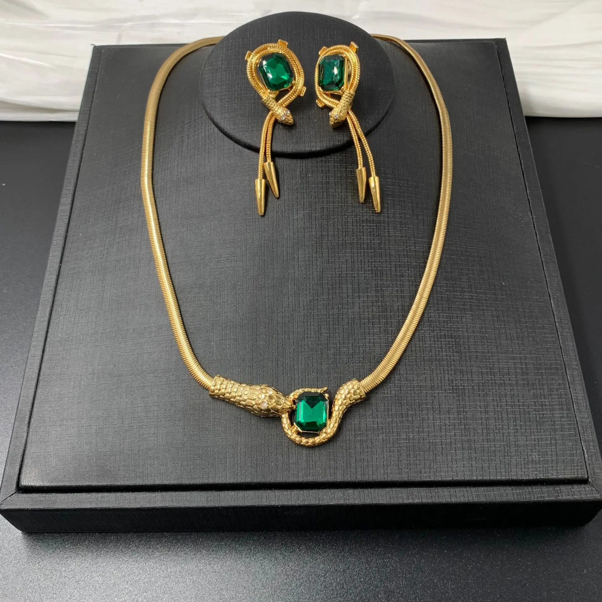 

Vintage Gold Plating Emerald Snake Necklace Earring Two-Piece Set Unique Design Woman Jewelry Set Dress Banquet Accessories New