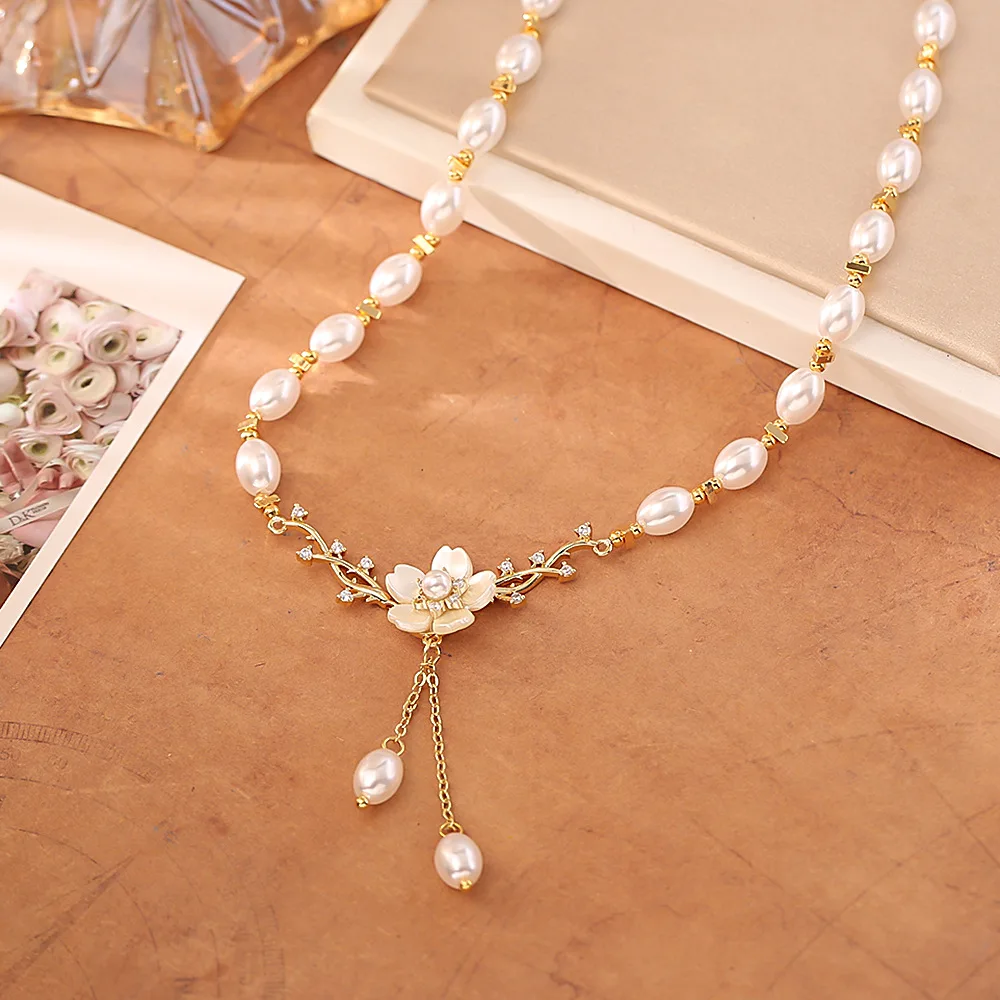 

Fashionable, exquisite and elegant pearl flower necklace, niche design for women, versatile and sweet fairy clavicle chain