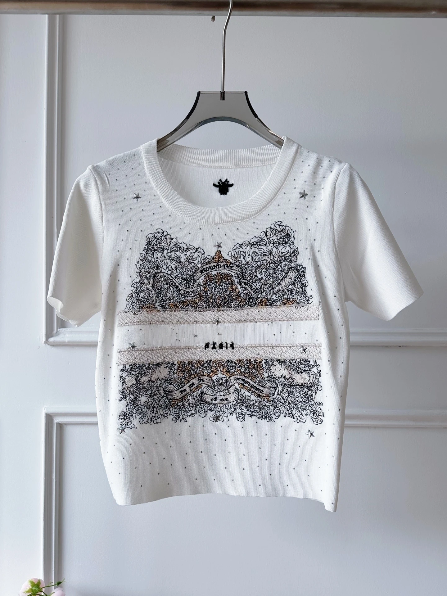 

Элегантная вязаная футболка с вышивкой, короткий рукав, легкая, высококачественная, женская, с круглым вырезом, повседневный крой