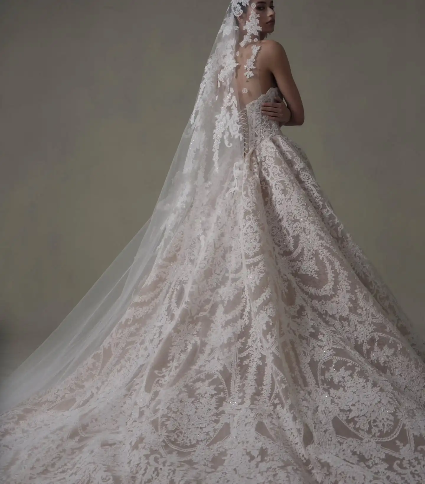 カスタムメイドの高級繊細なレースのブライダルドレス、絶妙なレースアップバック、クリスタル装飾のストラップレスウェディングドレス