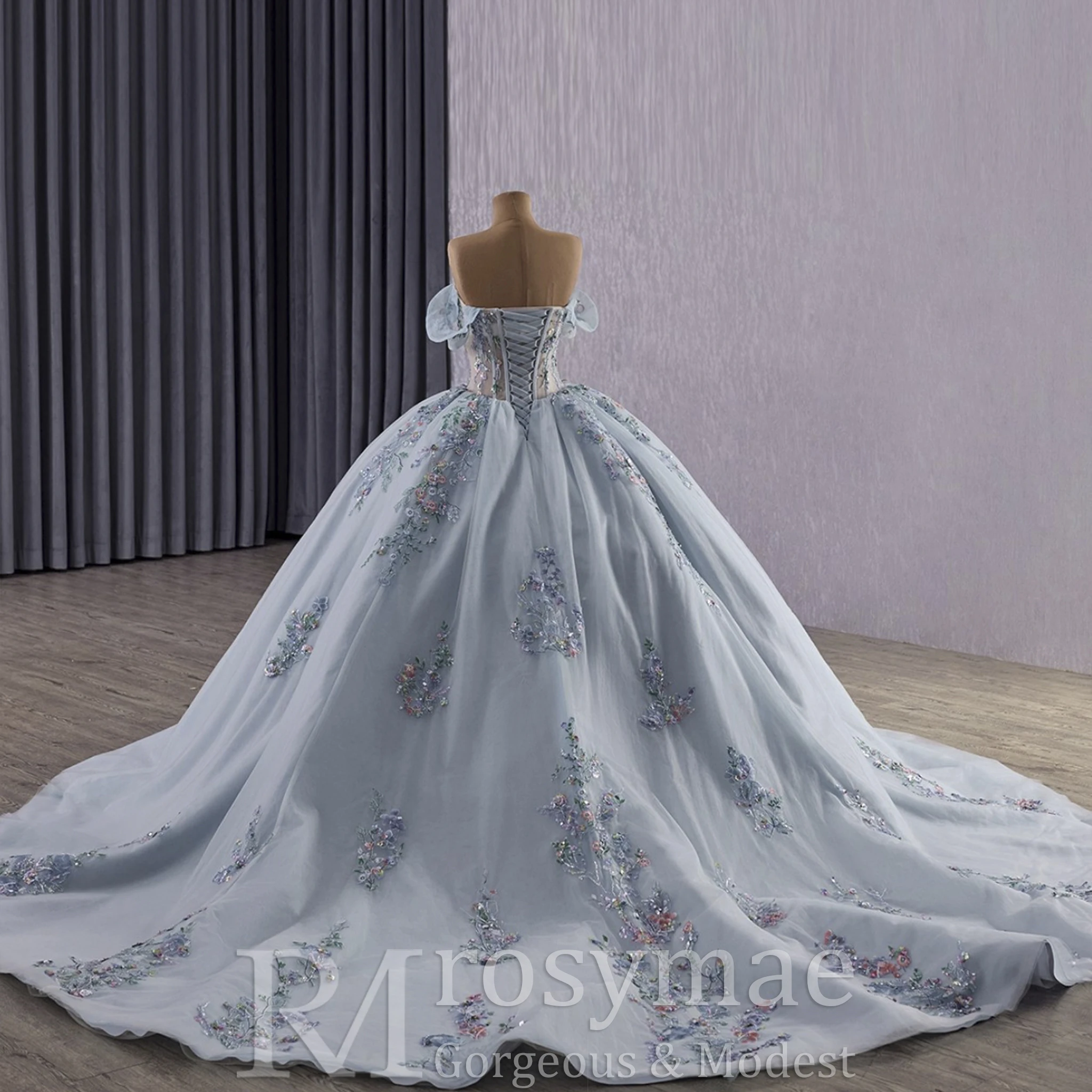 فستان كوينسيانيرا مكشوف الكتفين من Rosymae مع صدرية شفافة متألقة على شكل زهرة ترتر أنيق مصنوع يدويًا #2