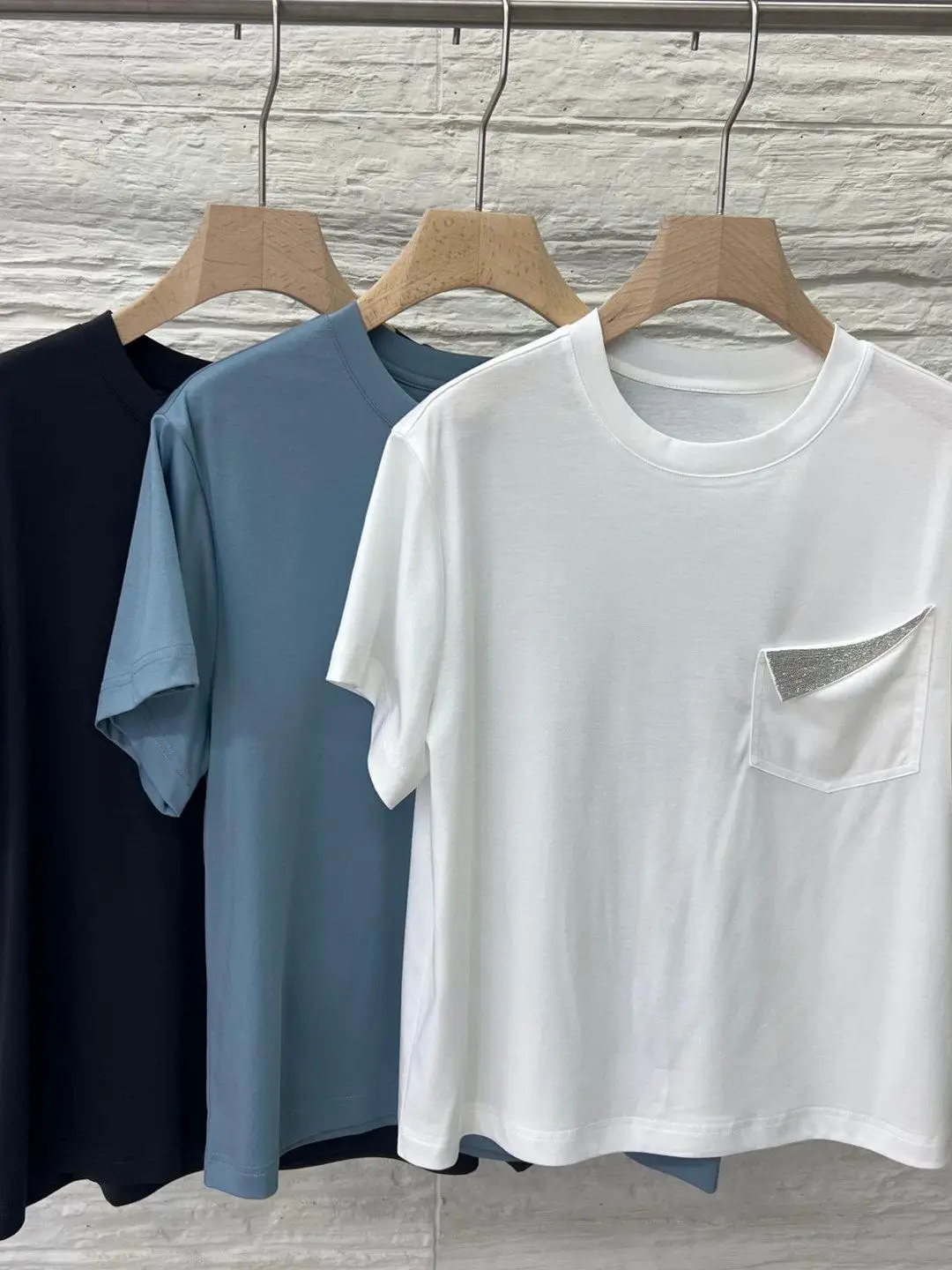 

Роскошная универсальная повседневная футболка свободного кроя с круглым вырезом и карманами.