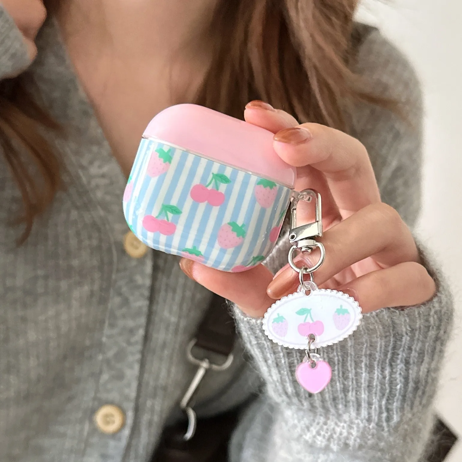 Blau gestreift rosa Erdbeere Kirsche + ovales Herz Anhänger Kopfhörerhülle geeignet für Apple/Für Airpods Pro2 Hülle/Für Airpods3 Hülle/Für Airpods2 Hülle/Modische Damen Kopfhörerhülle