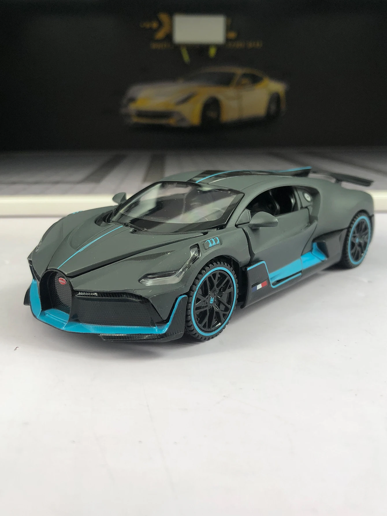 

Rastar 1:32 simulation zinc alloy Bugatti DIVO model car, static ornament, metal collectible gift car