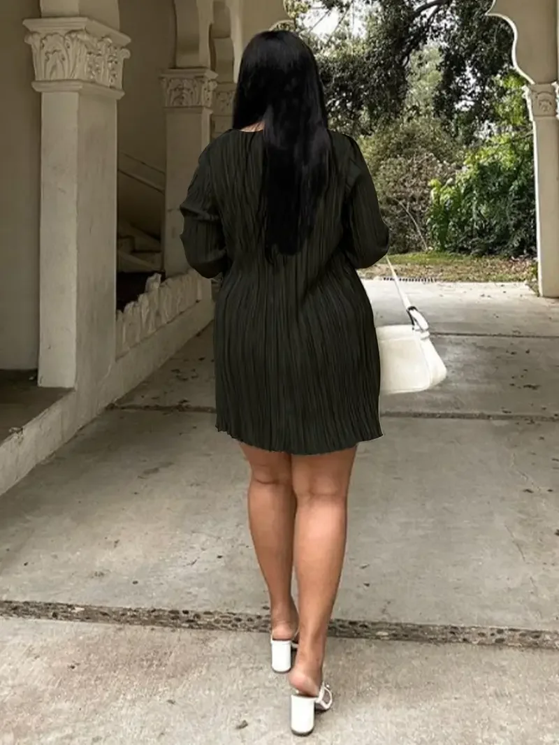 فستان زفاف قصير للضيوف باللون الأبيض (أو أخضر زيتوني مقاس كبير