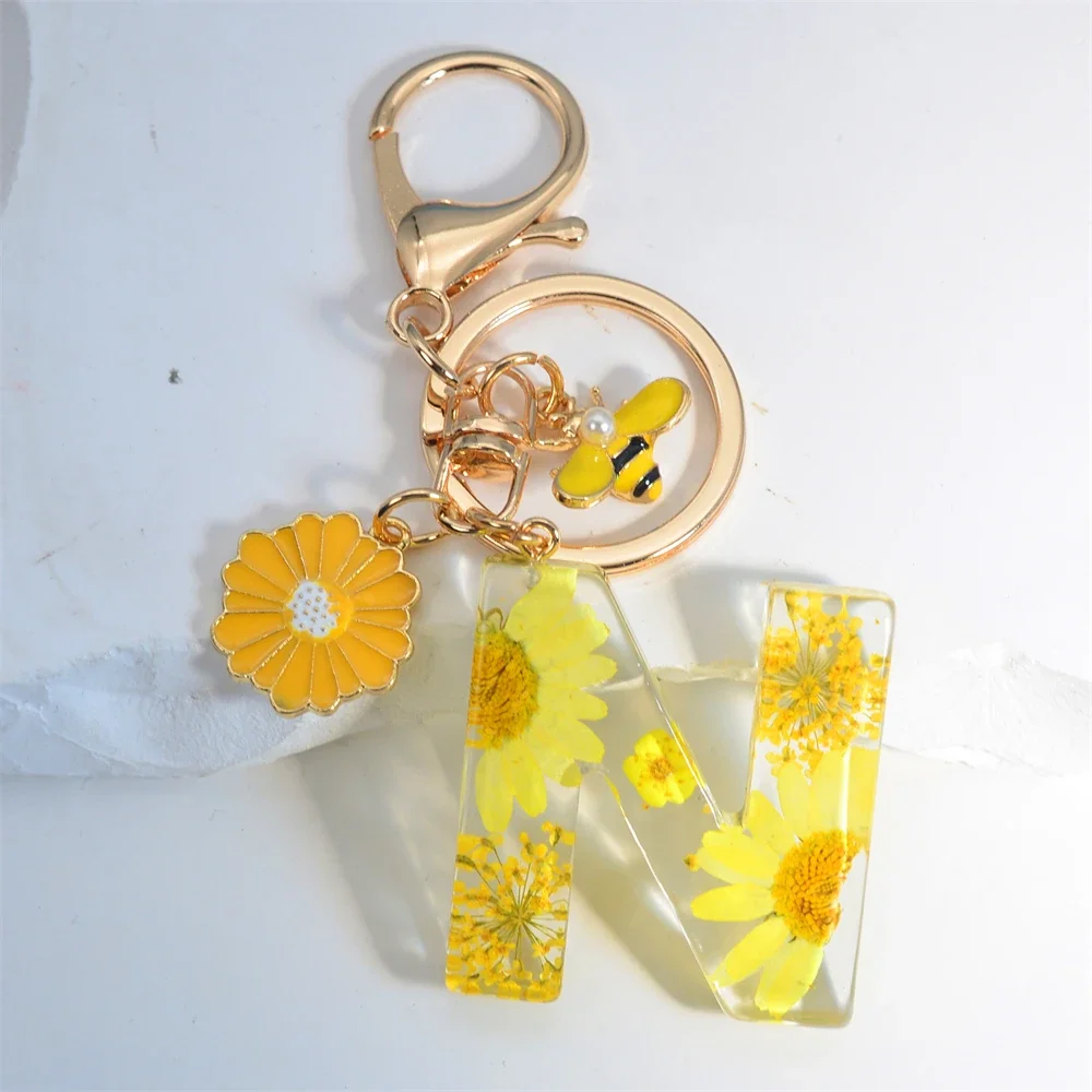 Fashion Yellow Sunflower A-Z Initial Letter Keychain Acrylic Daisy Bee Pendant Keyring For Women Bag Car Trinket Accessories