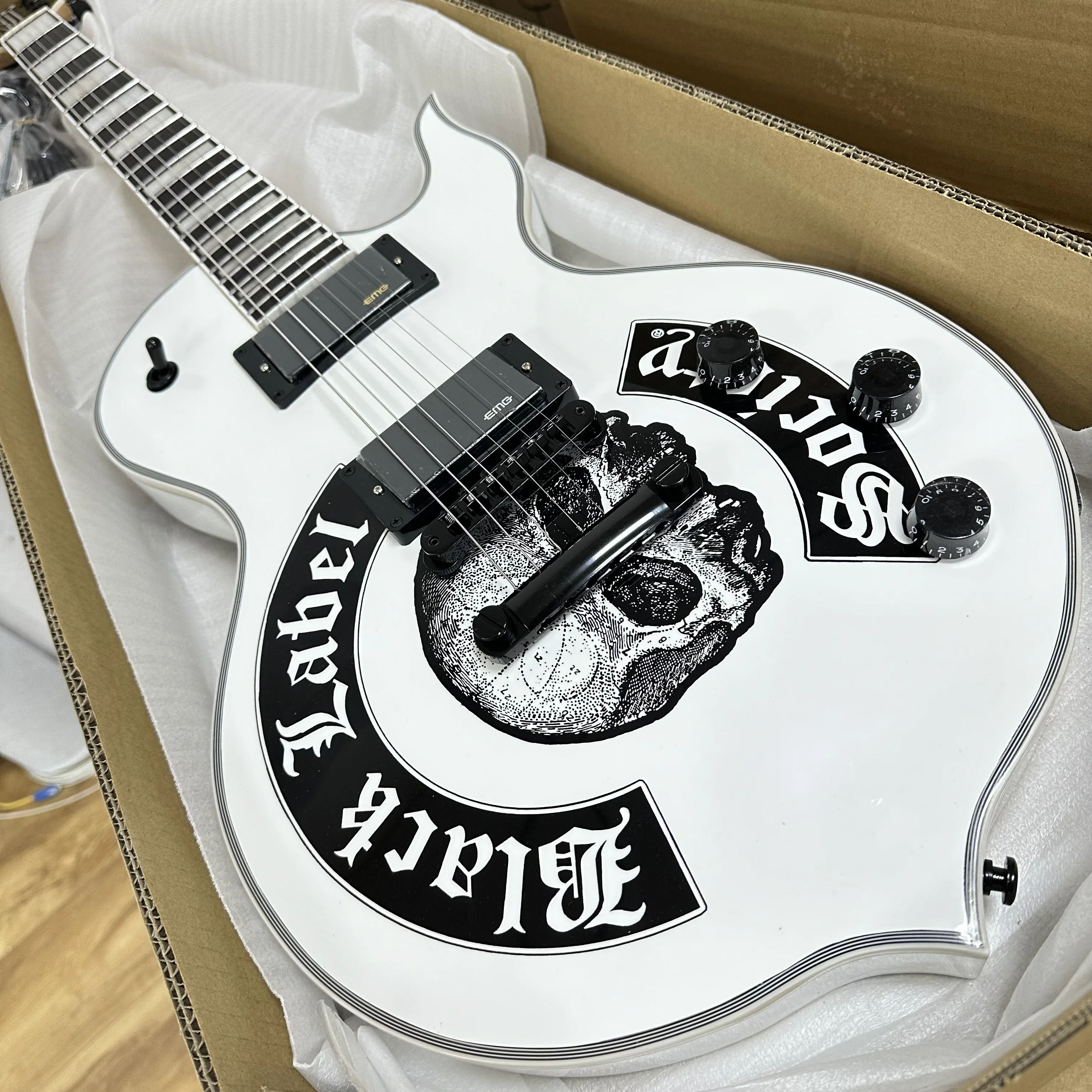 White Gloss Custom Shape Electric Guitar Skull Graphic Active Humbuckers Black Hardware Metal Rock Guitar In Storck