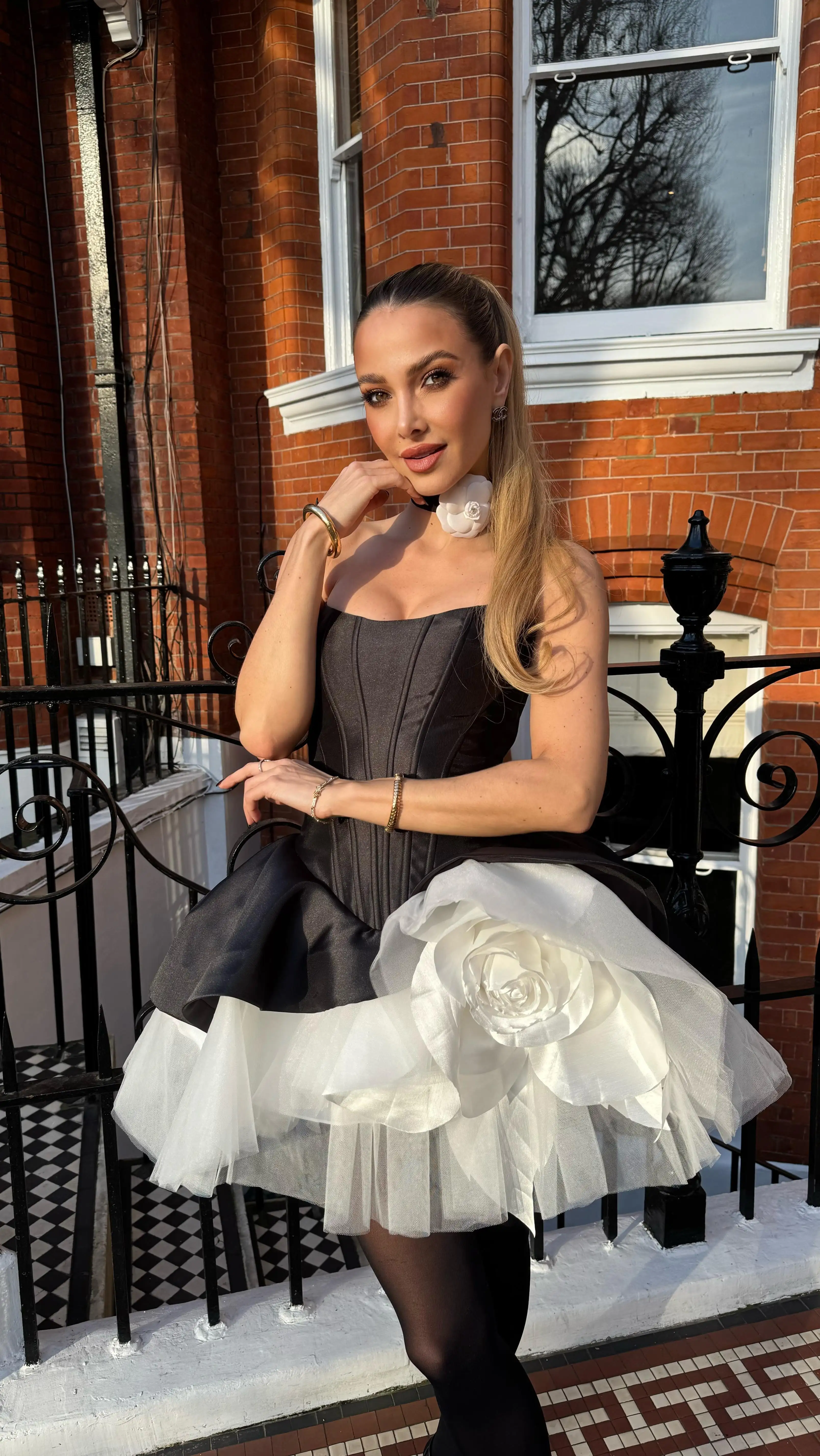 ชุดเดรสออกงานสั้น 2 สี แฟชั่น ชุดราตรีสีดำขาว แต่งระบายดอกกุหลาบ สไตล์เก๋ไก๋สำหรับผู้หญิง ชุดออกงานทางการ ชุดแต่งงาน ชุดเดรสสำหรับงานแต่งงาน