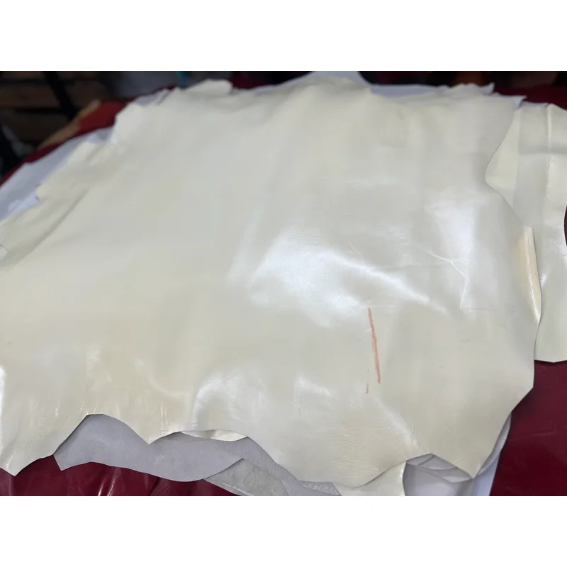 

Итальянская воловья кожа, белая лакированная кожа, средней мягкости, 1,0 мм, 7-9Sf