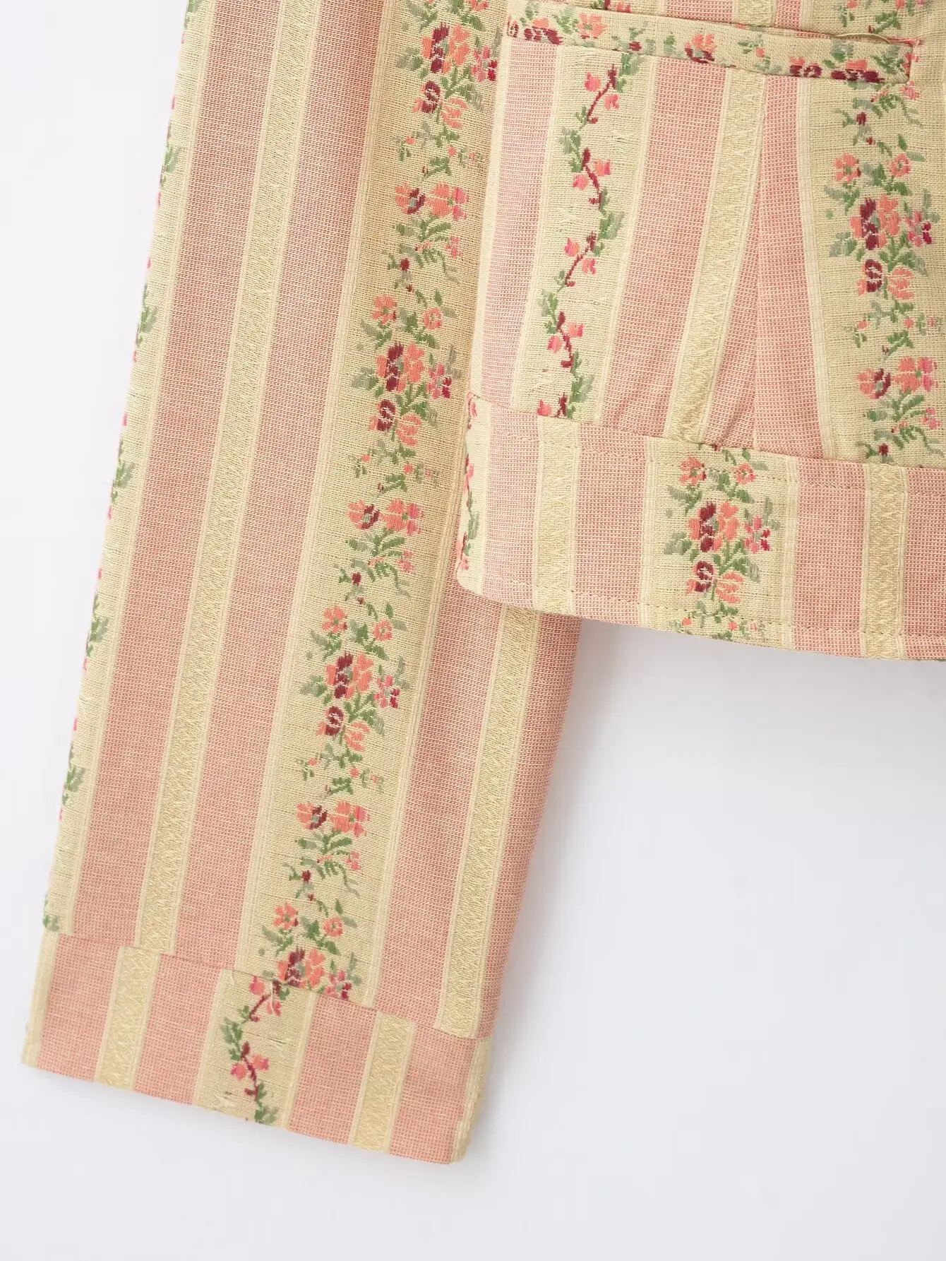 BSAY Damen-Jacke mit Jacquard-Streifen und Blumenmuster, Stehkragen, asymmetrischer Knopfleiste, Ärmeltasche, kurz geschnittene Freizeitjacke – Detail 9