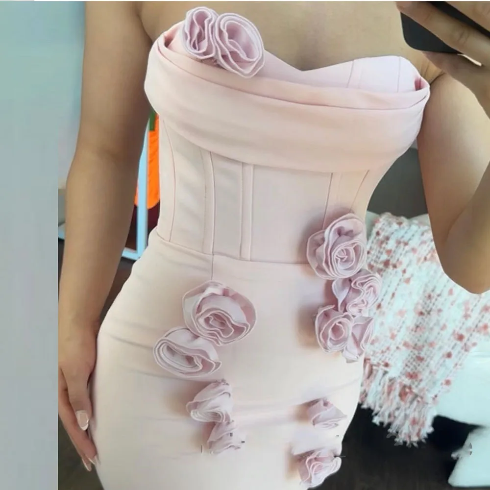 

Розовое мини-короткое атласное коктейльное платье-футляр без бретелек Коктейльное платье без рукавов Праздничное платье с цветами Платье для выпускного вечера