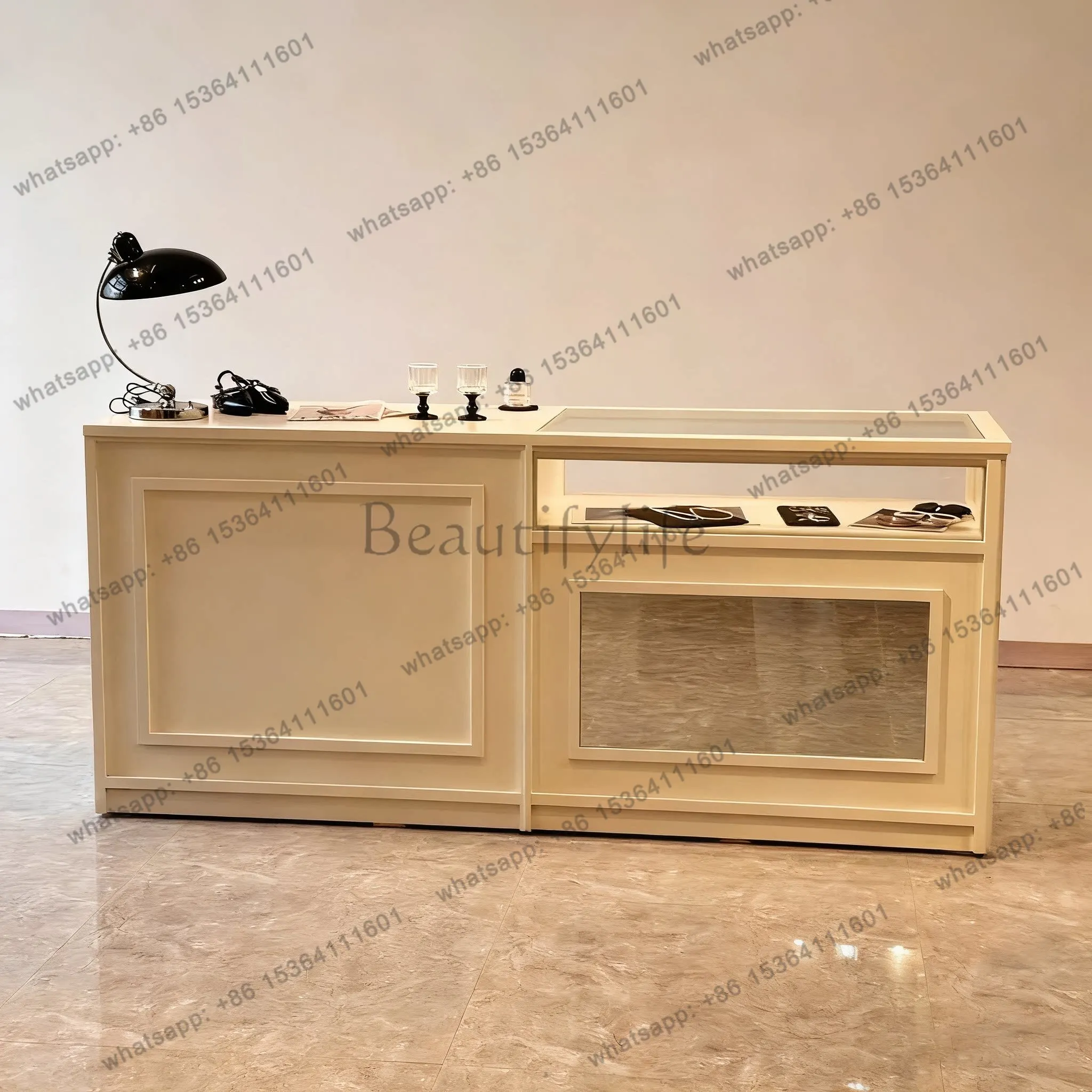 

Clothing store checkout page Paint beauty shop reception small bar