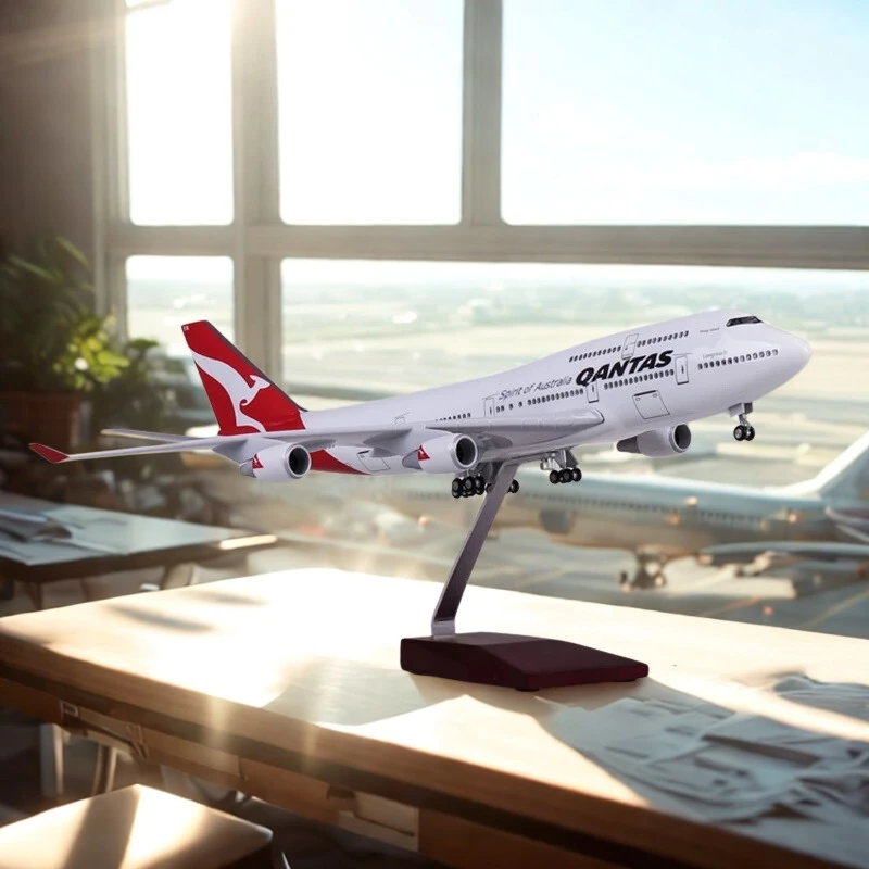 

1/150 Scale Airplane Decoration B747 QANTAS Airline Model LED Light With Wheel Landing Gear Diecast Resin Plane Display