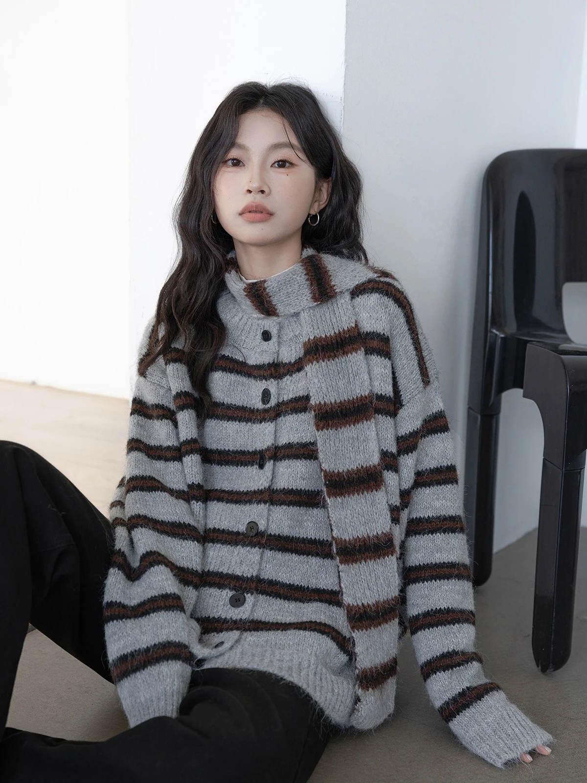 

Женский вязаный кардиган в полоску, свободный крой, осенне-зимняя новинка, с круглым вырезом, на одной пуговице, с длинными рукавами