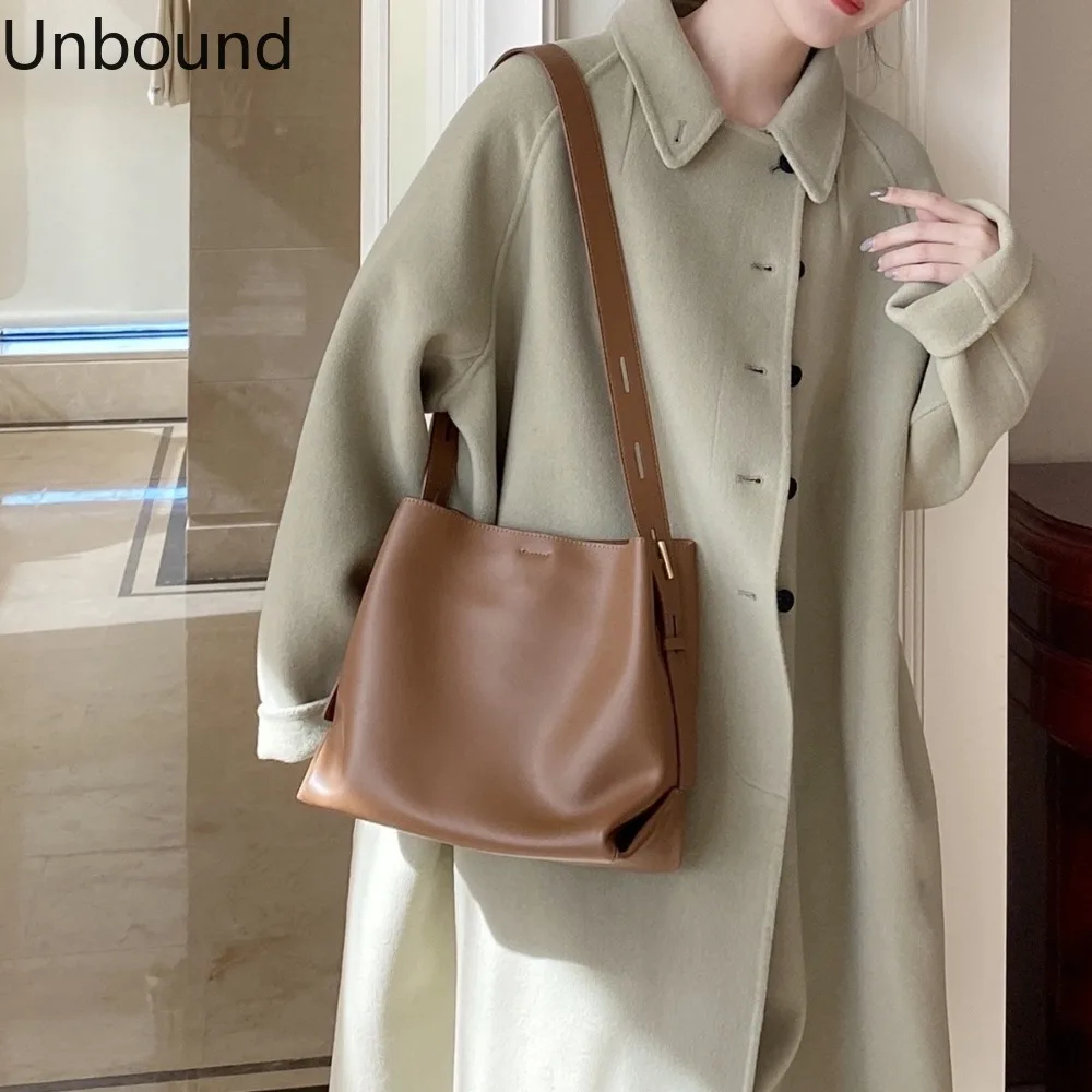 

Genuine Leather Cowhide Bucket Tote Womens Niche Designer Large Capacity Commuter Shoulder Crossbody Versatile Urban Handbag Hot