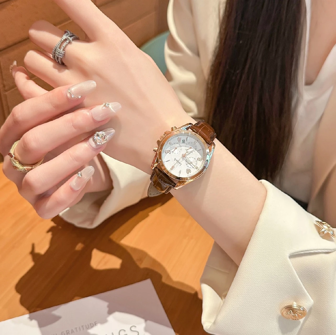 Exquisite ladies' watches, stylish women's watch straps, calendar quartz watches, gifts for women, ladies' accessories