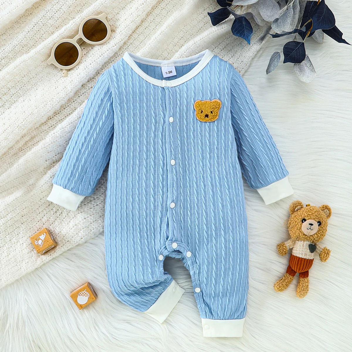 bebe-azul-listra-vertical-macacao-fresco-simples-adoravel-urso-etiqueta-manguito-borda-branca-design-inant-macacao