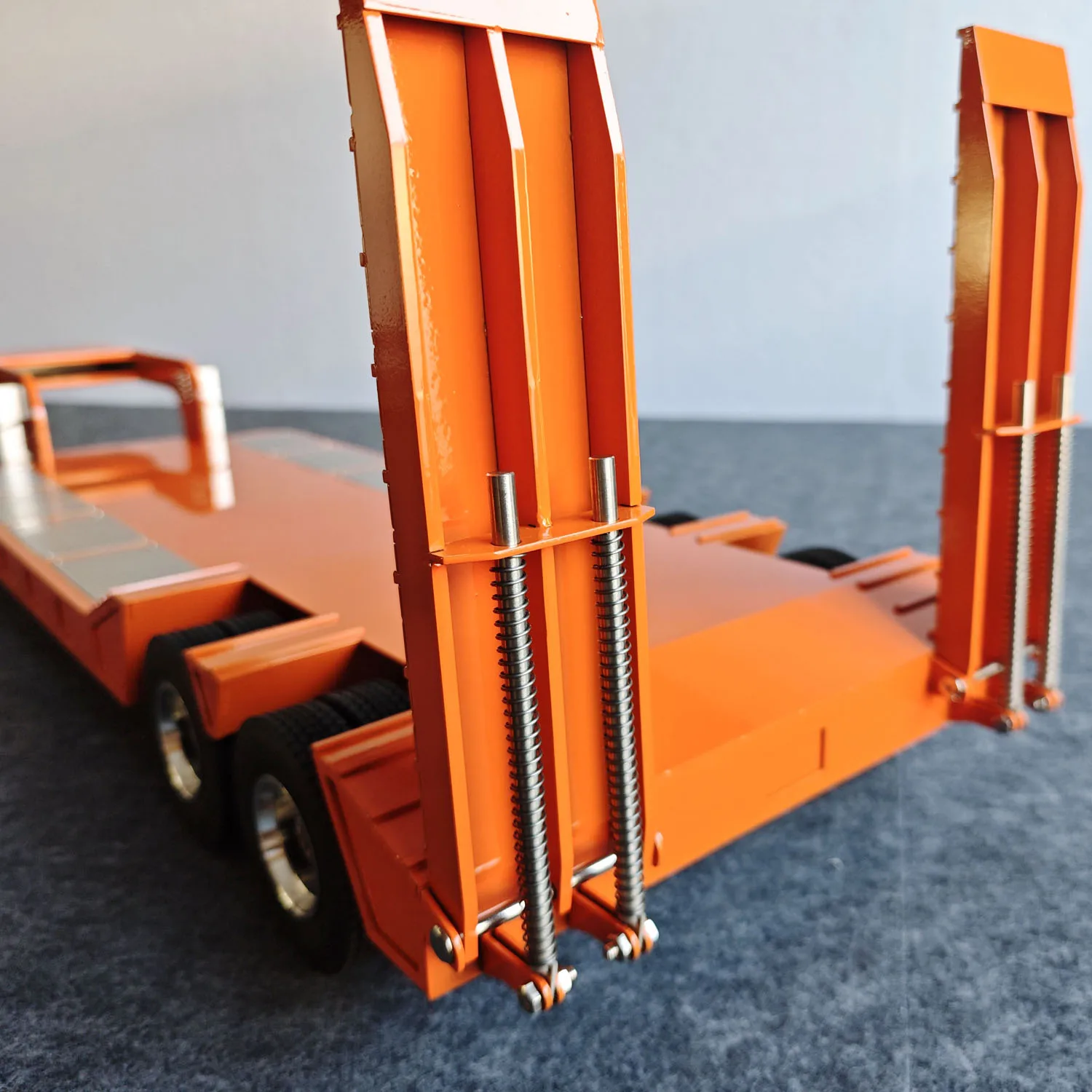 

Металлический 2-осный низкорамный полуприцеп с опорными стойками и задней платформой для радиоуправляемых моделей 1/14 Tamiya DIY