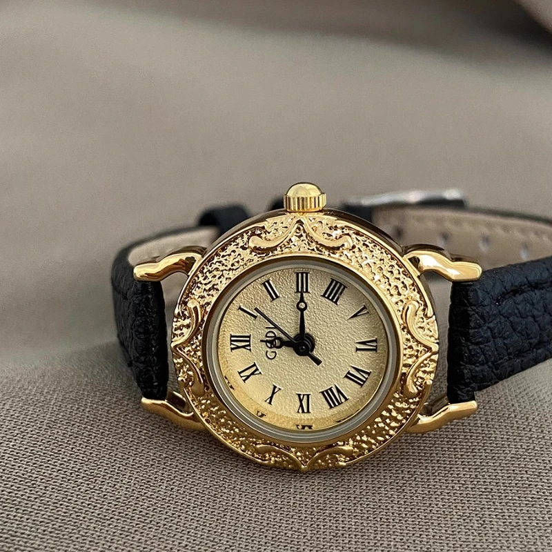 Vintage Women's Watch Gold Engraved Bezel Roman Numerals Quartz Watch Elegant Women's Wristwatch Leather