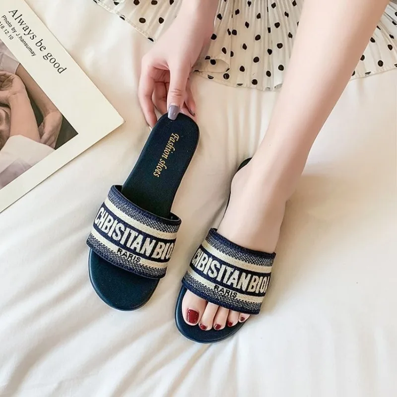 المرأة موضة نعال مسطحة صيف جديد رأس مستدير المفتوحة تو رسالة التطريز لينة سوليد عدم الانزلاق الصنادل النعال النسائية #1