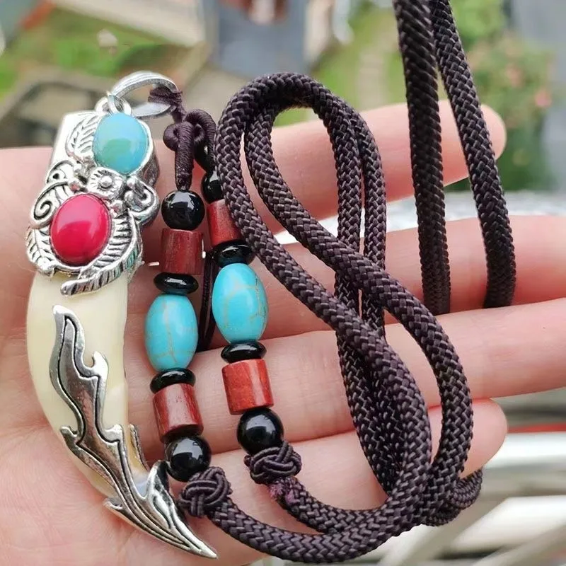 

﻿Carving Pendant High-end Russian Inlaid Wolf Teeth Pendant Fashion Brave Couple Retro Necklace