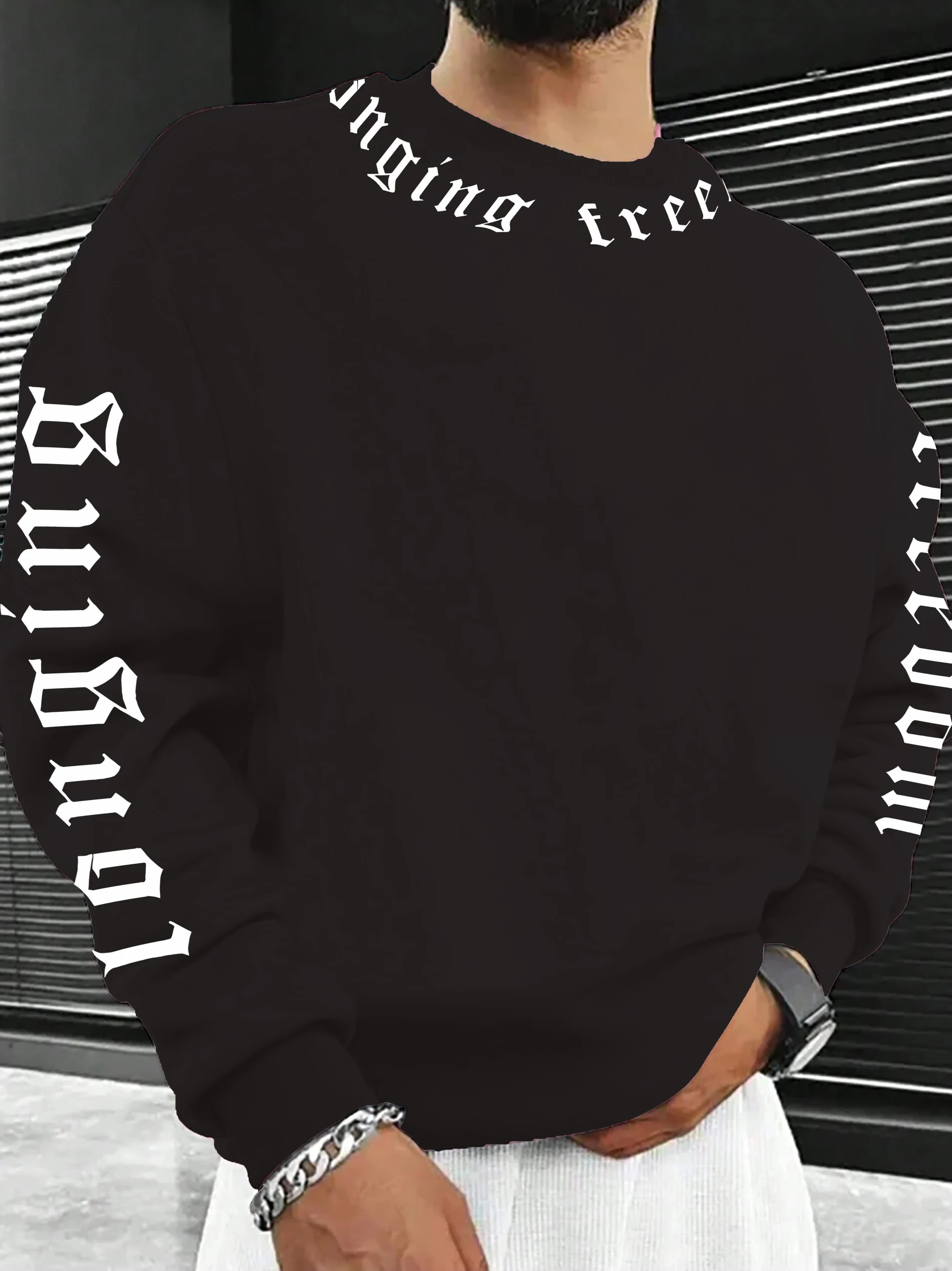 السترة الرجالية الجديدة ذات الرقبة المستديرة لربيع وخريف 2025 هي ملابس شارع غير رسمية وعصرية مع مطبوعات حروف